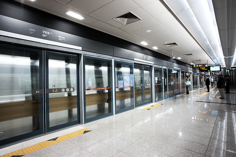 091023_seoul_korea_metro_clean_line_9_gubanpo_station_train_MG_3019.jpg