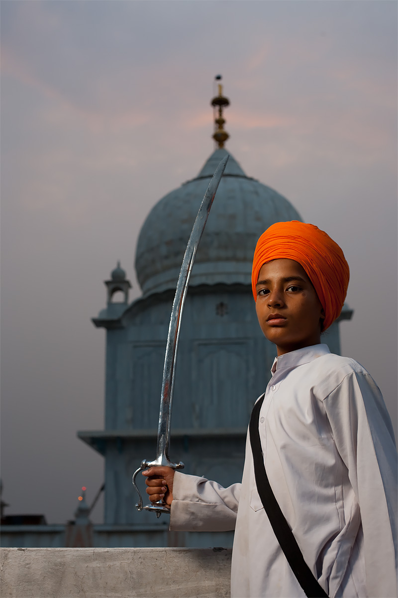 100624 paonta sahib himachal pradesh india gurudwara sikh boy sword saffron turban travel photography MG 0624