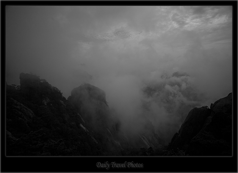 Misty peaks of a mountain range - Huangshan, Zhejiang, China - Daily Travel Photos