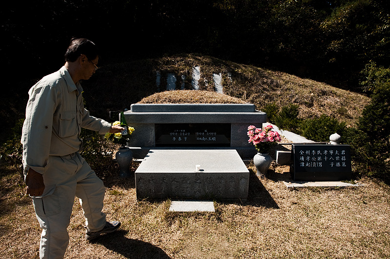 Chuseok Ancestral Burial Ground Tomb Grave Soju Offering - Daejeon, South Korea - Daily Travel Photos