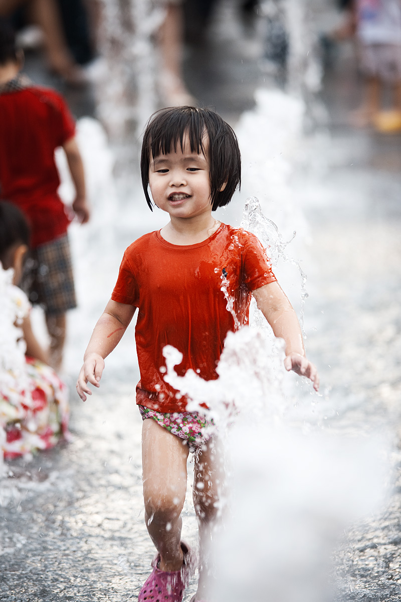 Summer Yi Sun Shin Statue Fountain Red Shirt Cute Young Girl Running - Seoul, South Korea - Daily Travel Photos