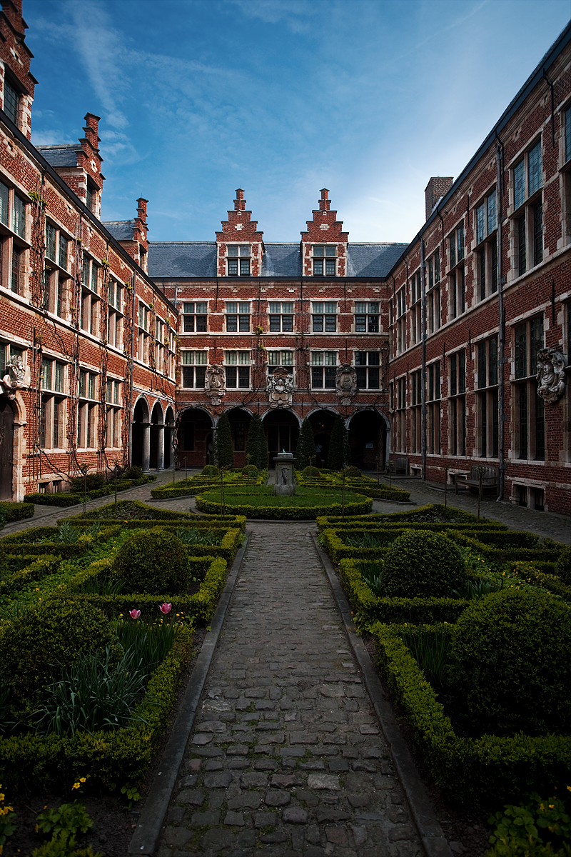 Home Office The Inner Courtyard Of The Plantin Moretus Museum 