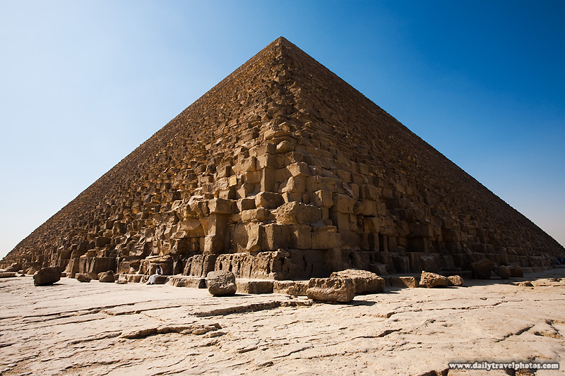 Building Blocks Young Egyptian Girls Marvel At The Pyramid Of Khufu 